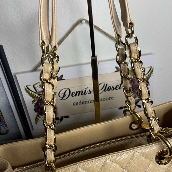 Authentic
CHANEL
BEIGE QUILTED CAVIAR GRAND SHOPPING TOTE (GST) - Picture 7 of 12